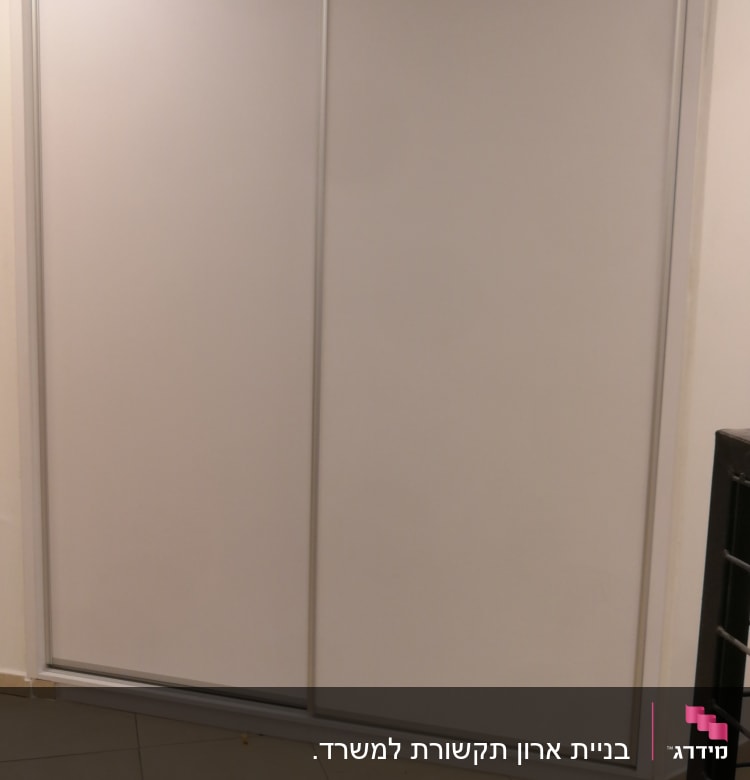 דלתות הזזה לבנות עם מסגרת מתכת